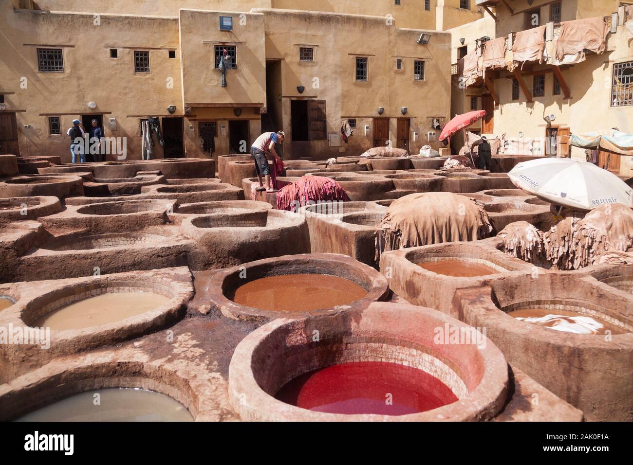 De nombreux bâtiments en pierre avec divers liquides utilisés dans le processus de tannage des peaux d'animaux (ou masque), la tannerie Chouara, Fes (fez), Maroc Banque D'Images