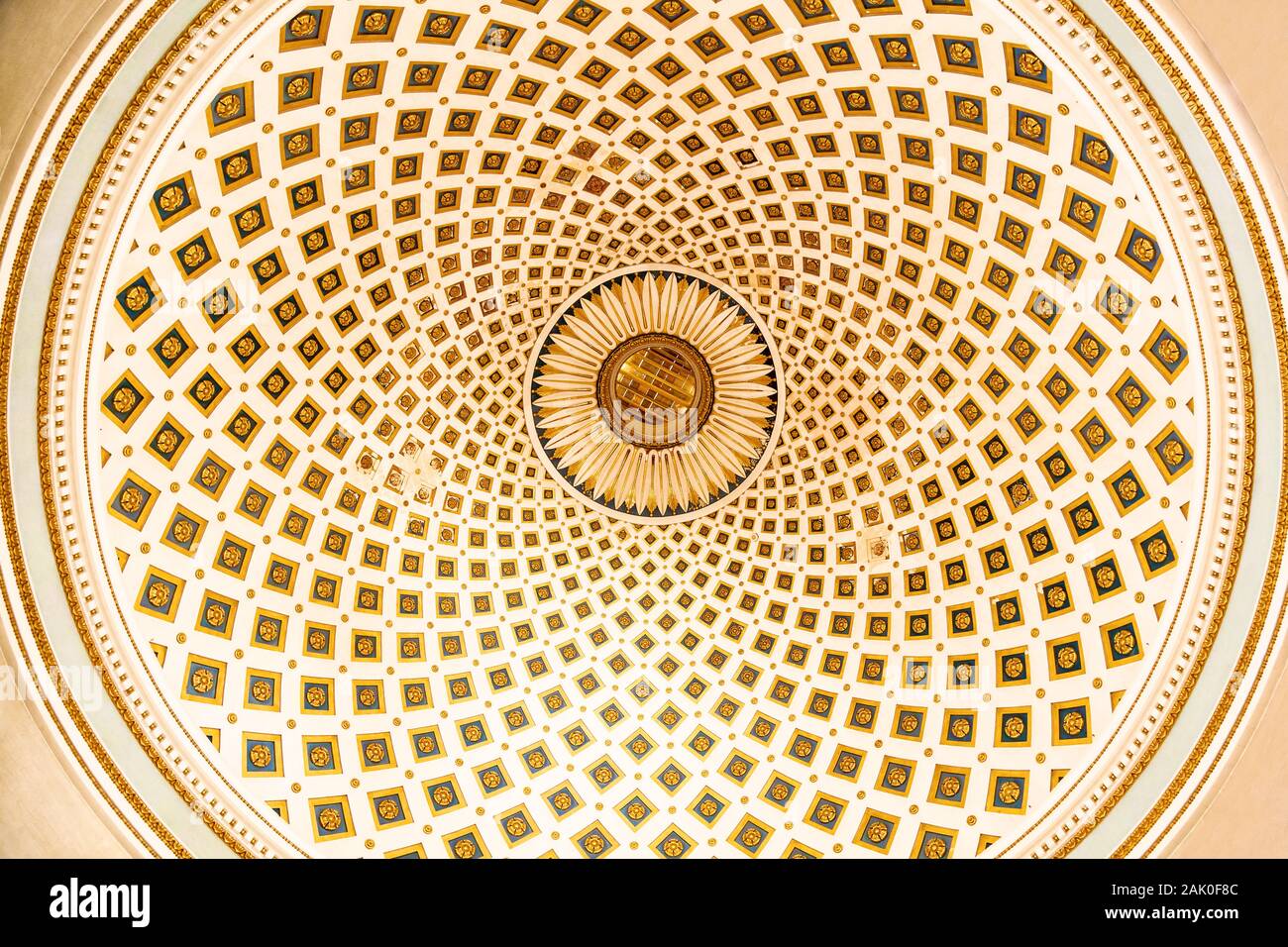 Le troisième plus grand dôme au monde avec un motif abstrait dans les tons pastel situé dans la basilique de l'Assomption de Notre-Dame. Banque D'Images