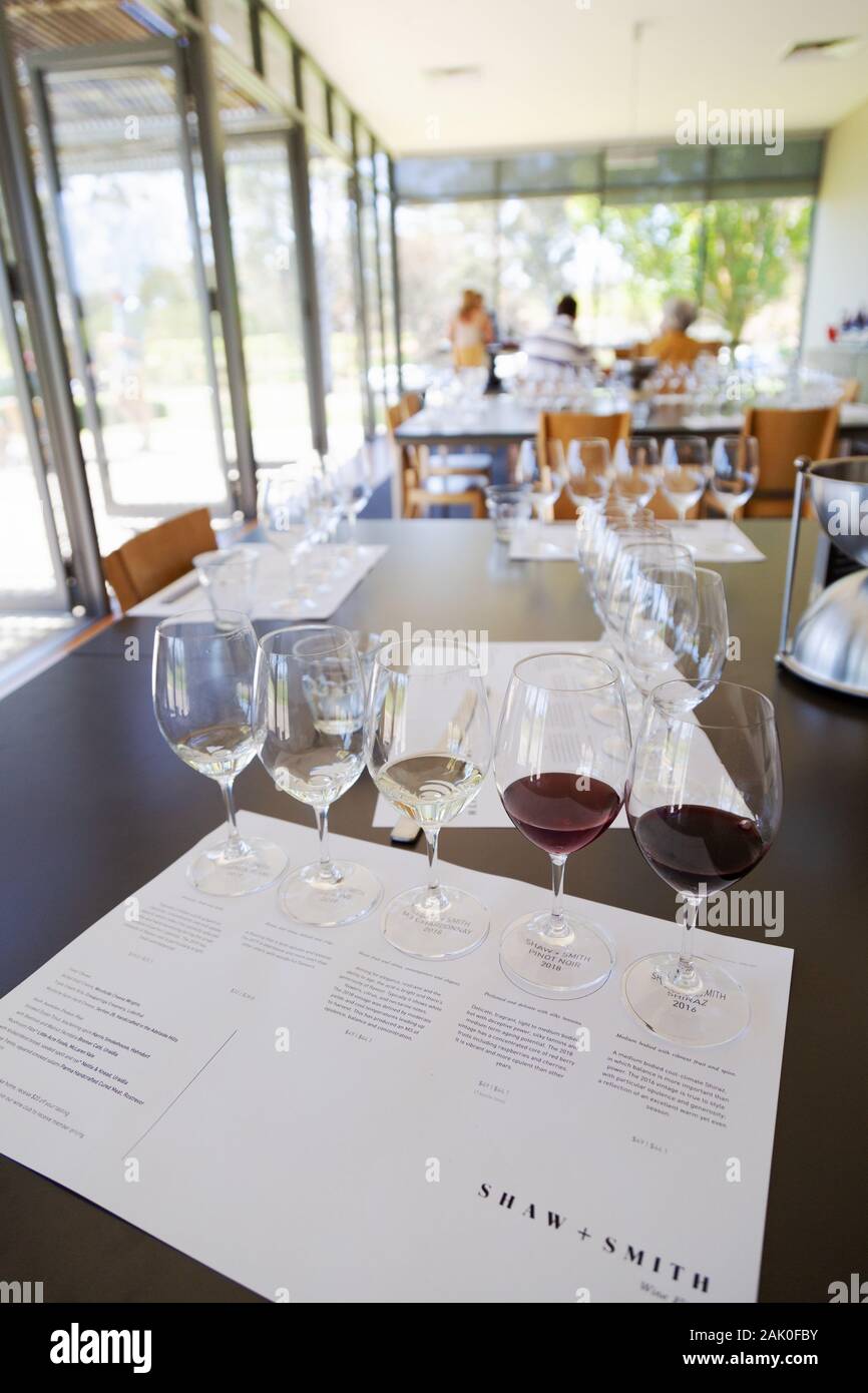Dégustation de vin en Australie - variété de vins pour la dégustation du vin au vignoble et Shaw Smith, Adelaide Hills caves, Adelaide (Australie) Banque D'Images