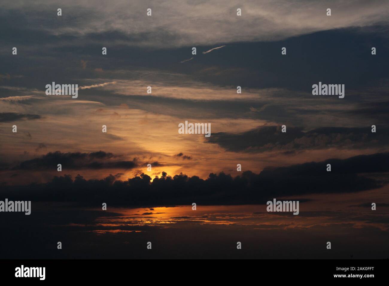 coucher de soleil - vue sur le ciel nuageux et le coucher du soleil Banque D'Images