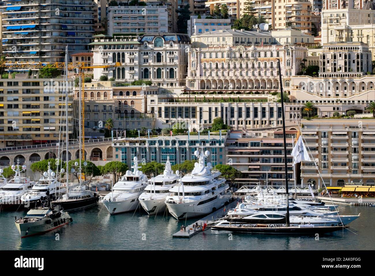 Les immeubles à appartements, yachts et voiliers de luxe à Port Port Hercule, La Condamine, Principauté de Monaco, Côte d'Azur, de l'Europe Banque D'Images