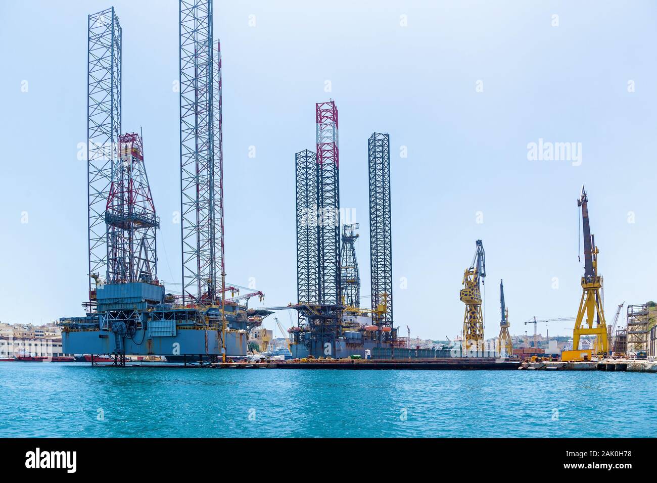 Les structures avec l'équipement pour le forage de puits de pétrole est situé dans la mer près d'un port de Malte sur le fond du ciel bleu. Banque D'Images