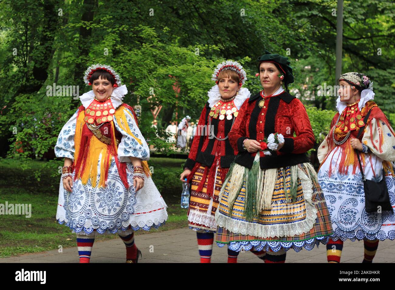 Les femmes en robe traditionnelle hongroise festival de musique en Lituanie Banque D'Images