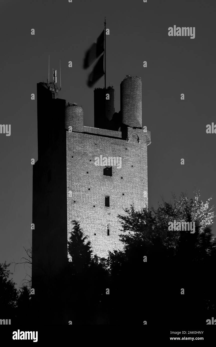 Le noir et blanc vue de la Rocca de Federico II à San Miniato, Pise, Toscane, Italie, après le coucher du soleil Banque D'Images