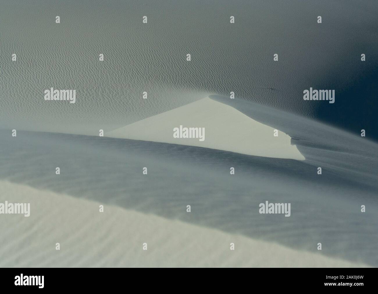 Les dunes de sable blanc étincelant au White Sands National Park dans le Nouveau-Mexique sont constituées essentiellement de la minéral gypse. Banque D'Images