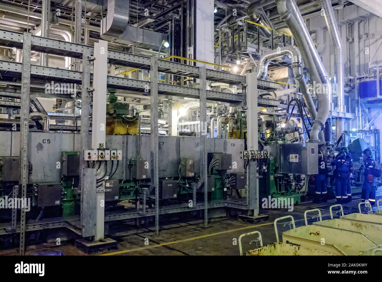 Machine Extrudeuse atelier sur l'usine de polymères de Tobolsk Banque D'Images