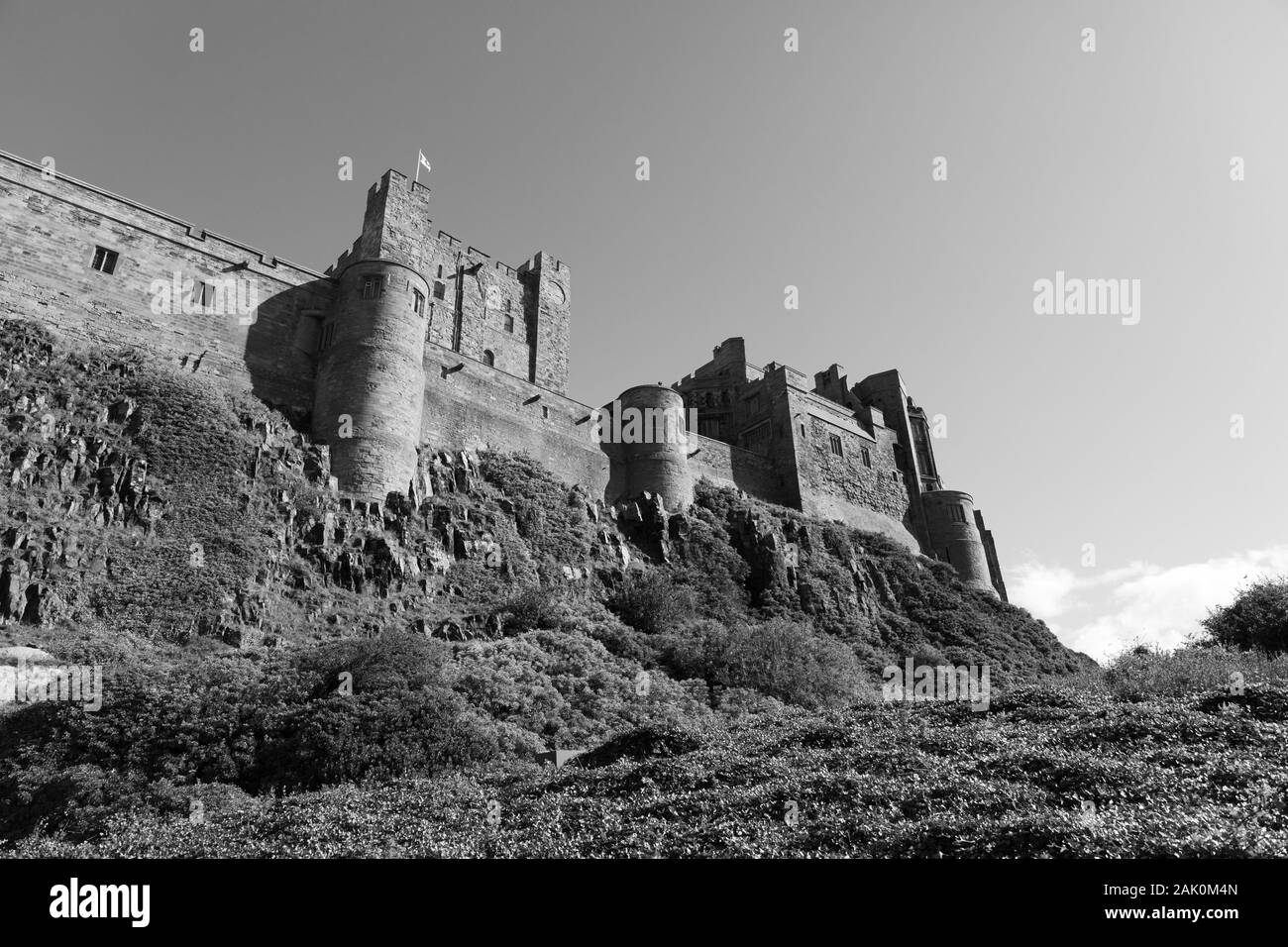 Château de Bamburgh lors d'une journée ensoleillée en noir et blanc Banque D'Images