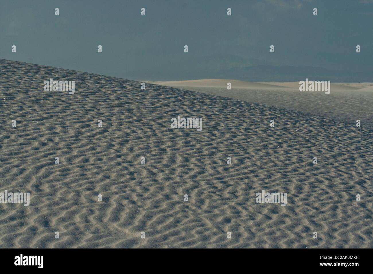 Les dunes de sable blanc étincelant au White Sands National Park dans le Nouveau-Mexique sont constituées essentiellement de la minéral gypse. Banque D'Images