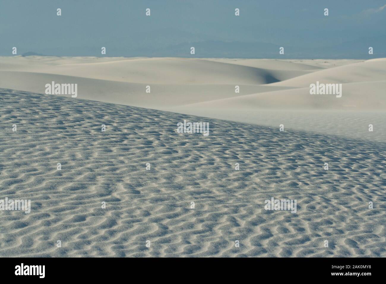Les dunes de sable blanc étincelant au White Sands National Park dans le Nouveau-Mexique sont constituées essentiellement de la minéral gypse. Banque D'Images