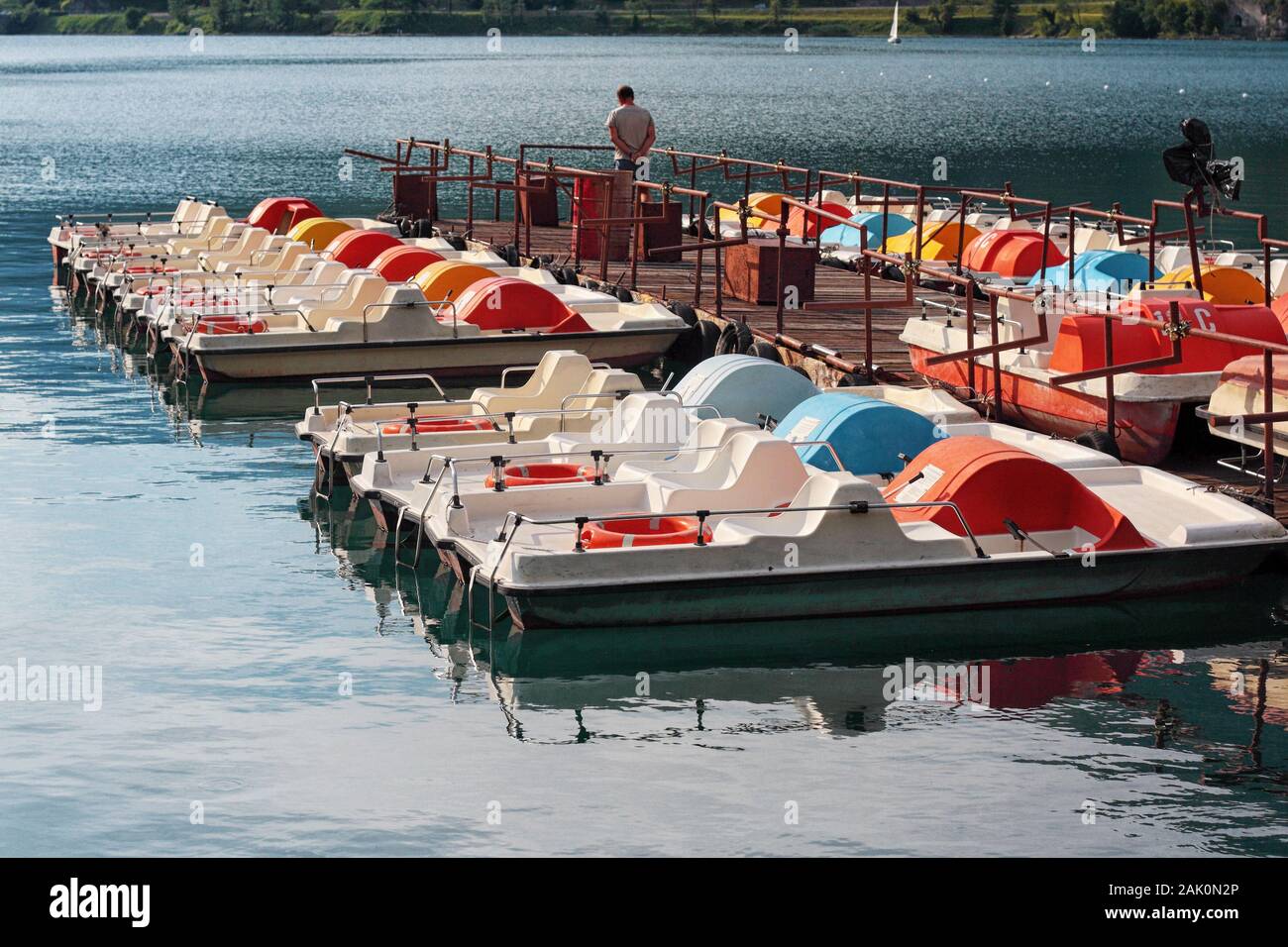 A Pedalo - pédalos garés sur le quai du lac, Lago di Ledro, Italie Banque D'Images