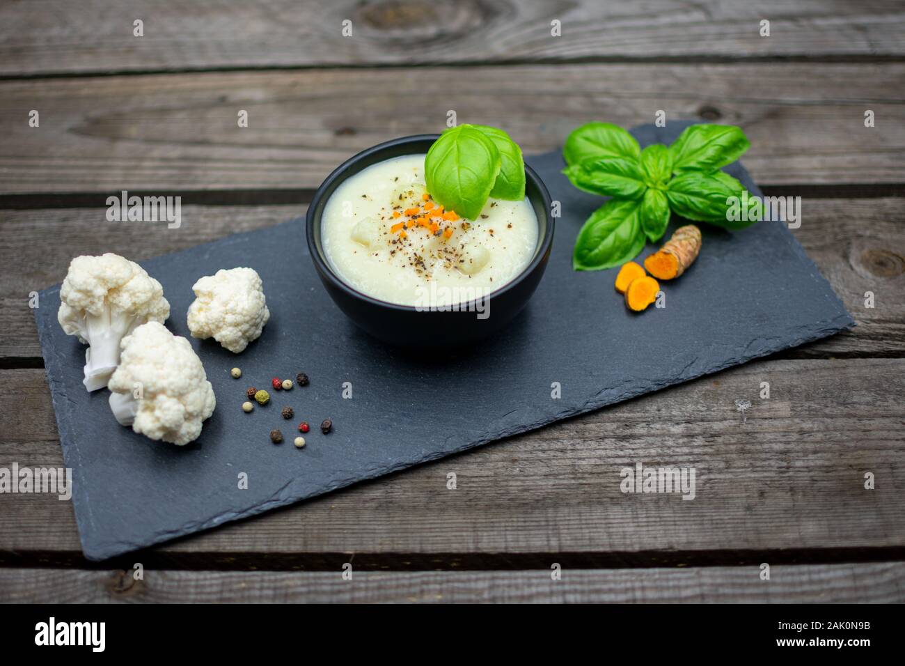 Soupe de chou-fleur savoureux avec du curcuma et poivre couleur Banque D'Images