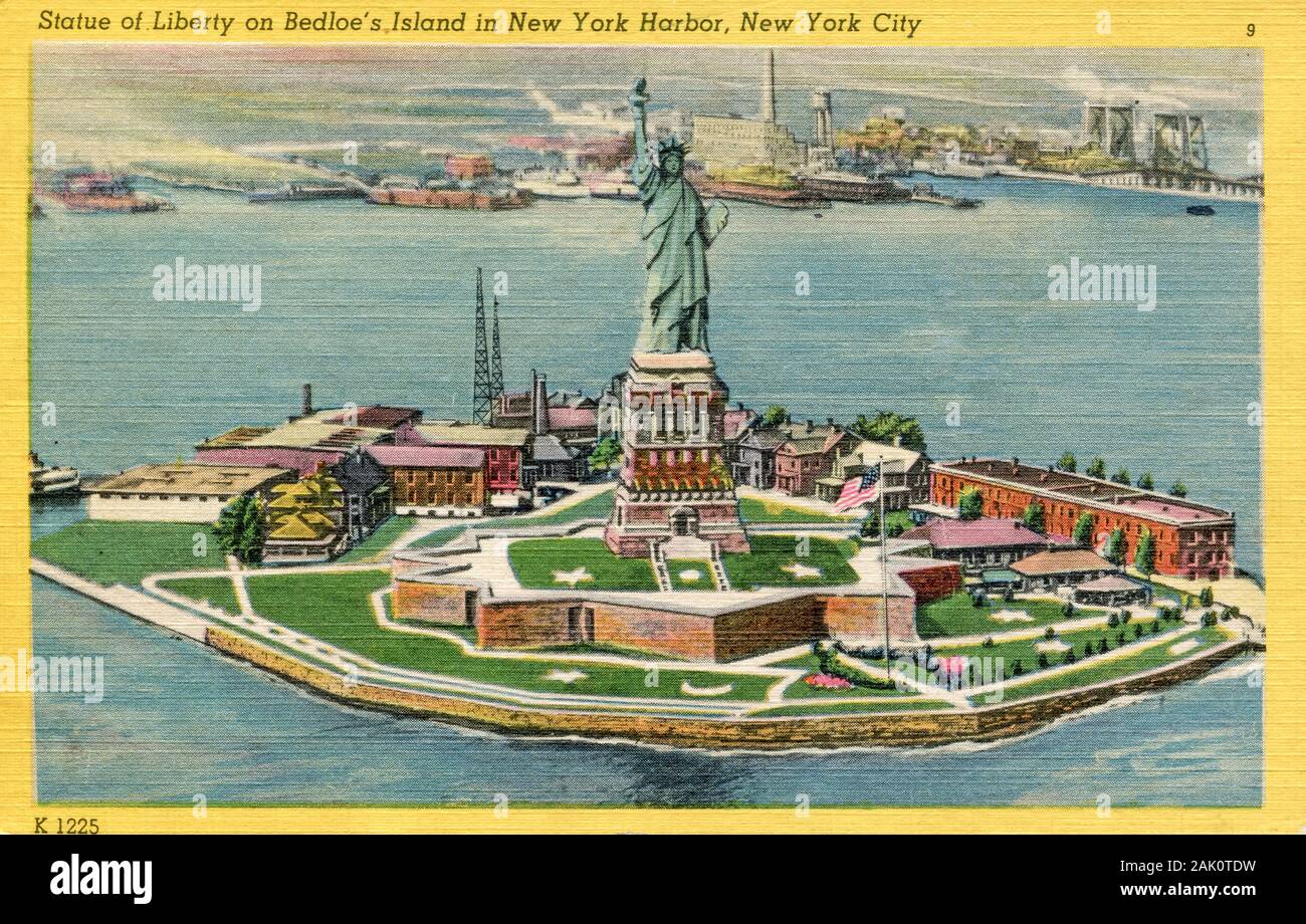 Une carte postale historique en couleur des années 1940 de la Statue de la liberté sur Bedloe's Island dans le port de New York, New York City. La carte postale est une image peinte produite à l'origine par Colourpicture Publishers, Inc. De Boston, Massachusetts, USA sur un carton texturé en lin. Banque D'Images