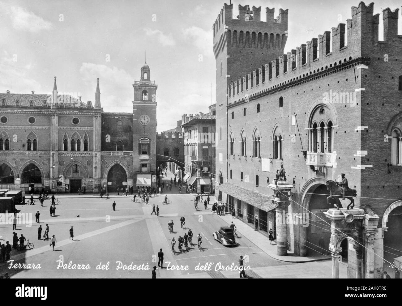 Un 1930 ou 1940 noir et blanc carte postale du Palazzo Municipale, Ferrara, Italie. L'hôtel de ville de Ferrara est situé dans la place de l'hôtel de ville 2. La cité médiévale Palazzo Ducale Estense fut la résidence des ducs (Este de la famille) et est actuellement utilisé comme le centre administratif de Ferrara, Italie Banque D'Images