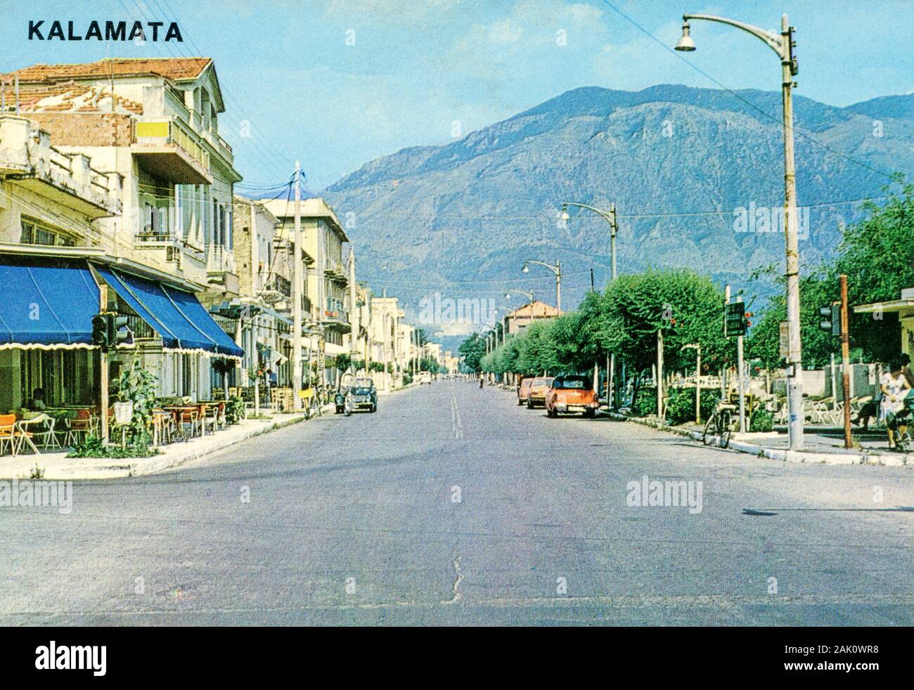 Image de carte postale historique des années 1960 de Navarin Street, Kalamata en Grèce Banque D'Images