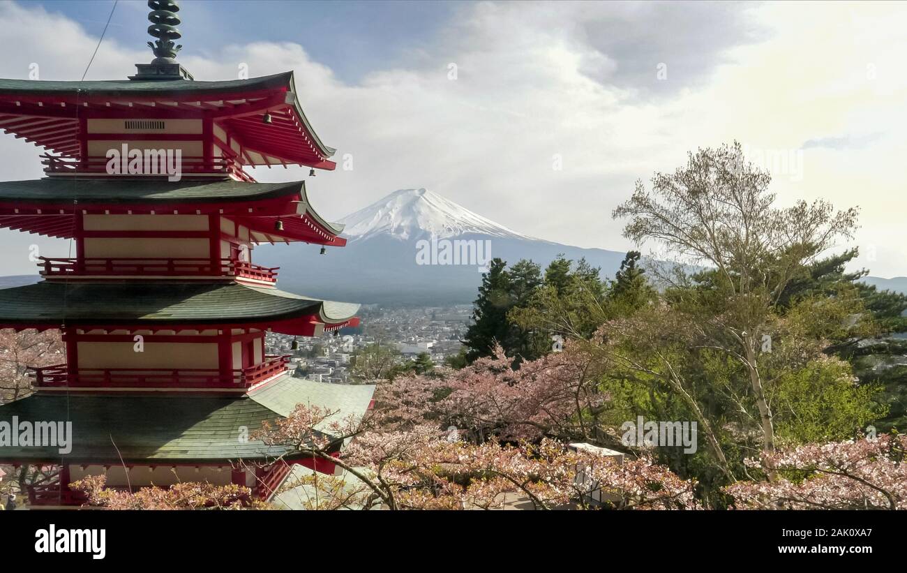 Côté ouest de la pagode chureito avec le mt fuji dans l'arrière-plan Banque D'Images