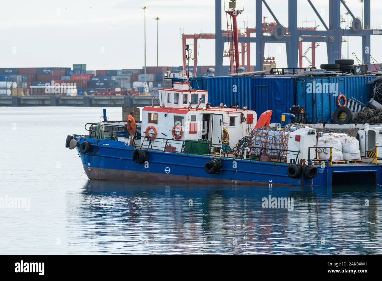 Ouvrier d'entretien à bord d'un navire ou d'un bateau amarré dans le port à conteneurs de Table Bay Harbour à Cape Town, Afrique du Sud Banque D'Images