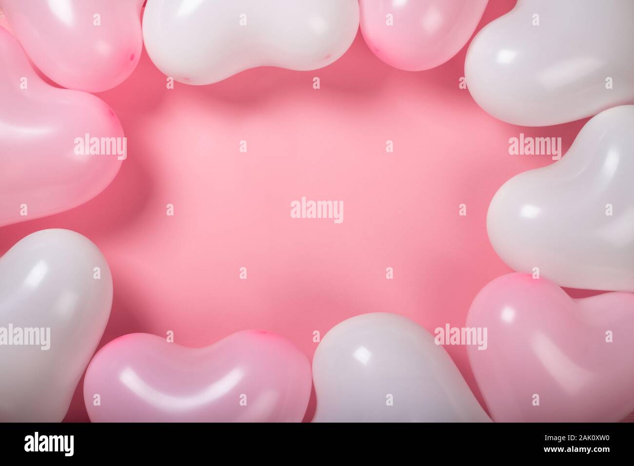 De nombreux messages d'Happy valentines day rose et blanche en forme de coeur fond de ballons border frame télévision coucha avec copie espace pour le texte Banque D'Images