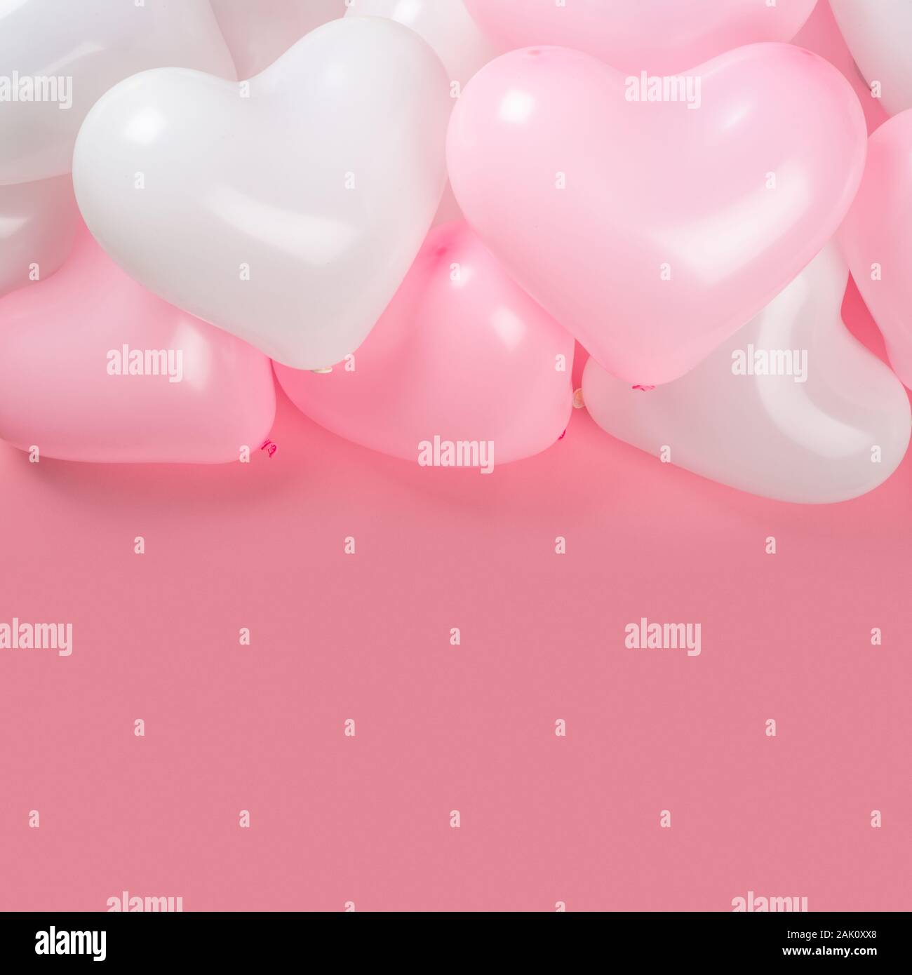 De nombreux messages d'Happy valentines day rose et blanche en forme de coeur fond de ballons border frame télévision coucha avec copie espace pour le texte Banque D'Images