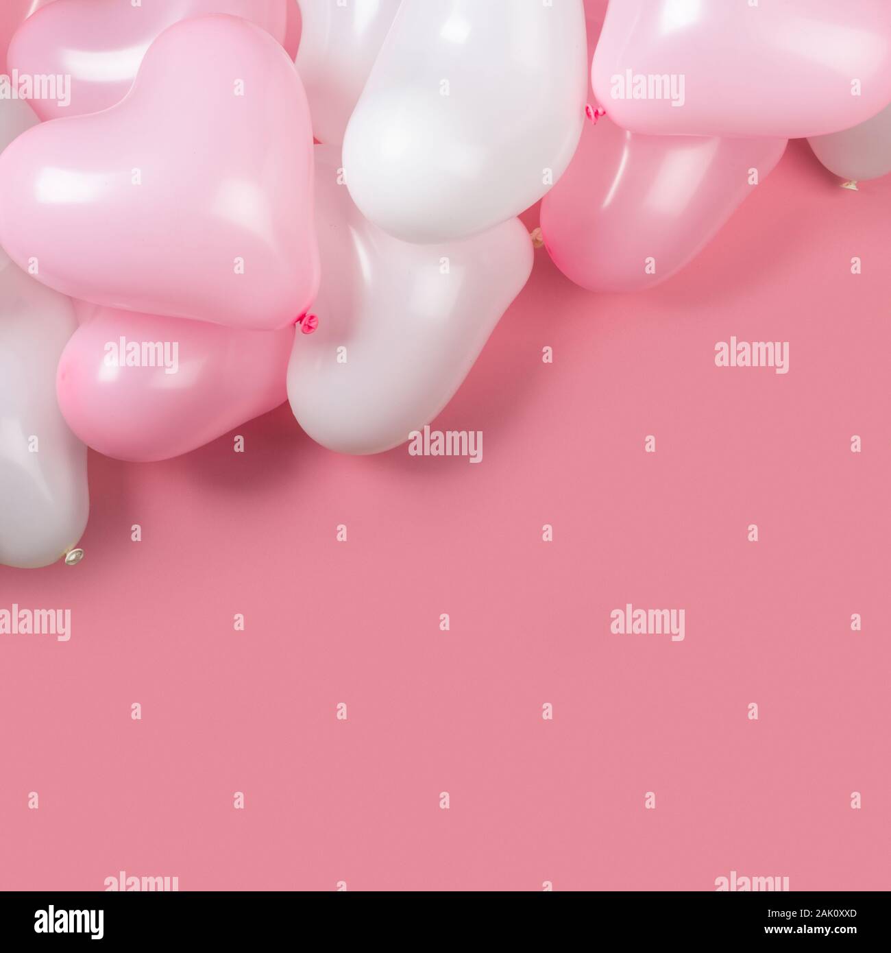 De nombreux messages d'Happy valentines day rose et blanche en forme de coeur fond de ballons border frame télévision coucha avec copie espace pour le texte Banque D'Images