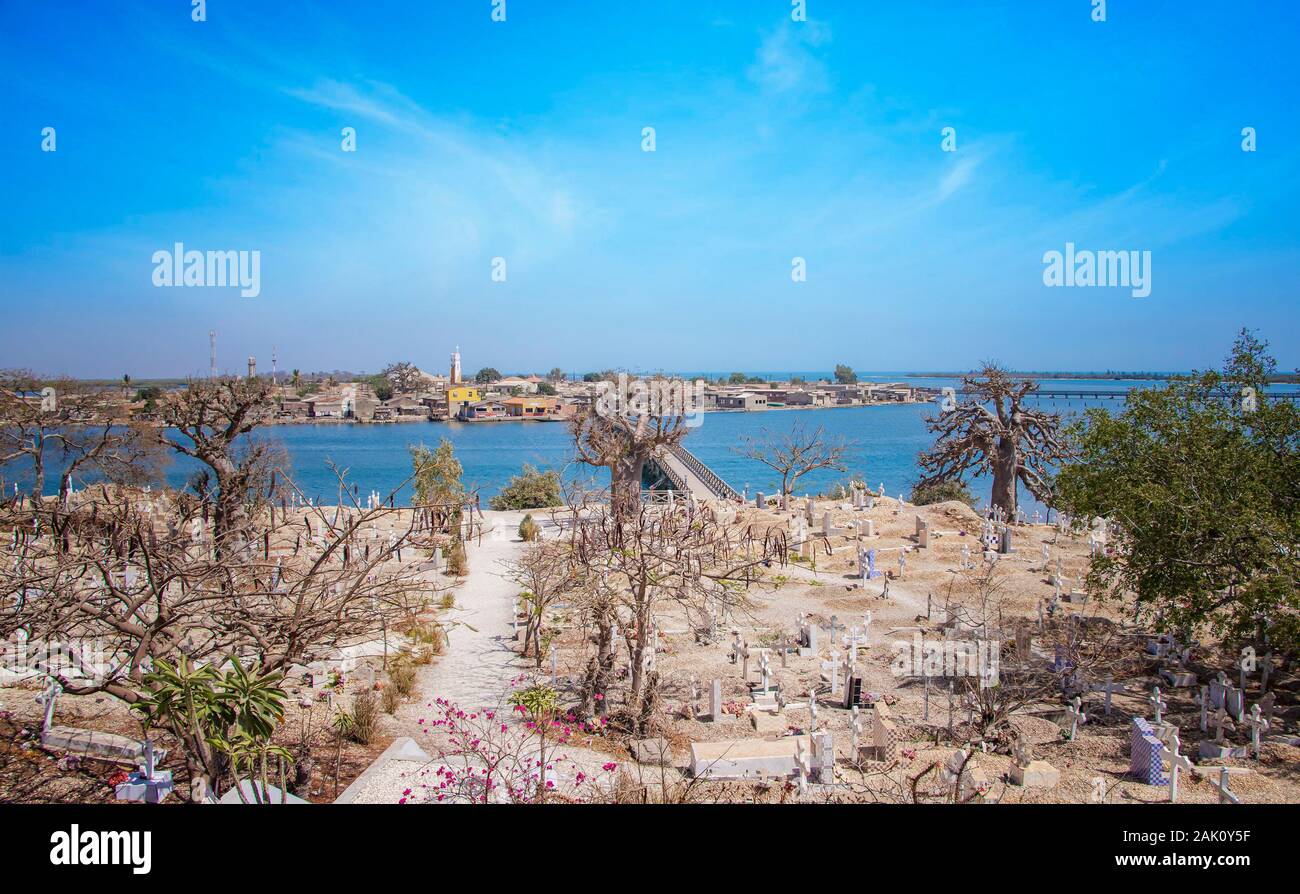 Vue depuis la colline de l'île Joal-Fadiout, au Sénégal. Les baobabs sur le cimetière chrétien en Afrique. Il y a ville et pont de bois. Banque D'Images