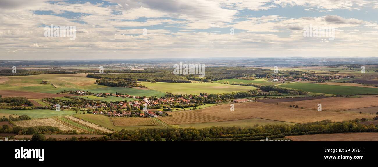 Paysage rural avec village (Ctineves) et champs, ciel bleu avec nuages blancs, vue de la montagne RIP, République Tchèque Banque D'Images