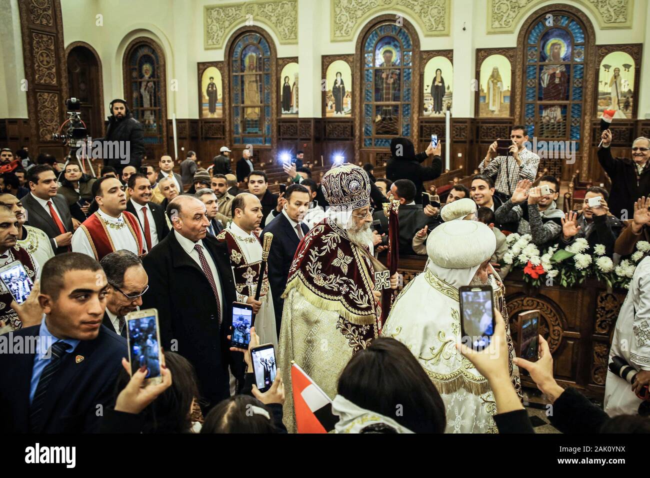 Cairo, Egypte. 08Th Jan, 2020. Le Patriarche Copte Tawadros II d'alexandrie (M), chef de l'Eglise Copte, préside l'Eglise Copte Orthodoxe de masse de la veille de Noël, qui a lieu à la veille de la Noël copte orthodoxe dans l'église de la Nativité à la nouvelle capitale administrative. Credit : Samer Abdallah/dpa/Alamy Live News Banque D'Images