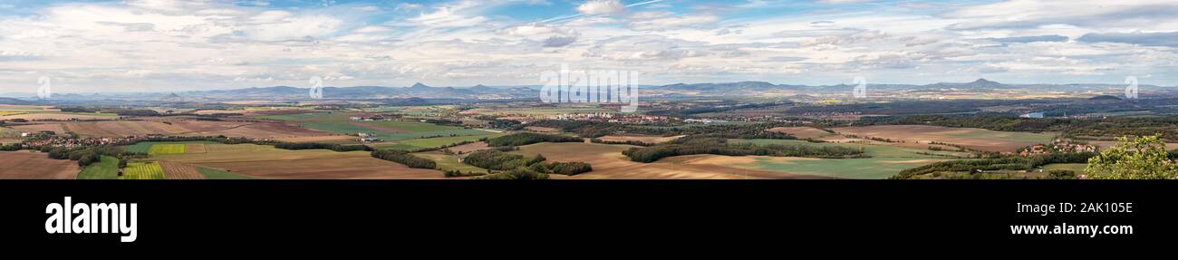 Paysage rural avec villages, champs et montagnes en arrière-plan, ciel bleu avec nuages blancs, vue de la montagne RIP, Ceske strodohori, République Tchèque Banque D'Images