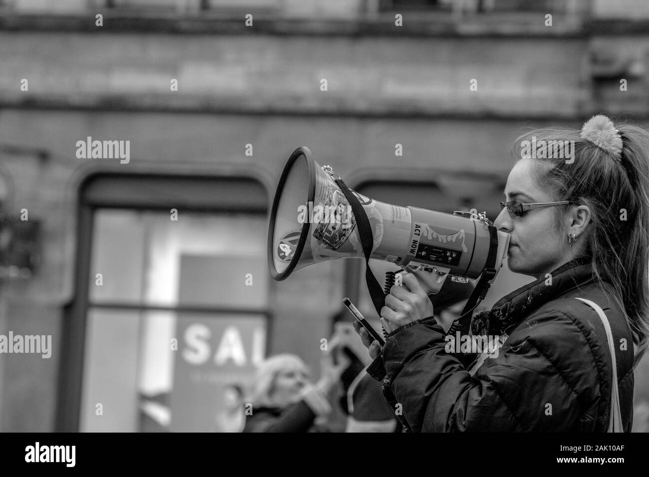 À la porte-parole de la rébellion à la manifestation Groupe d'extinction sur le barrage au 6-1-2020 Amsterdam Pays-Bas 2020 en noir et blanc Banque D'Images