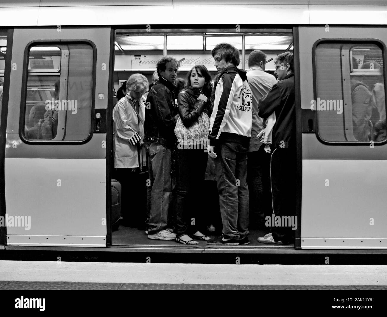 PARIS MÉTRO bondé en heure de pointe - métro de Paris - PARIS TRANSPORT - LA PHOTOGRAPHIE EN NOIR ET BLANC © Frédéric Beaumont Banque D'Images