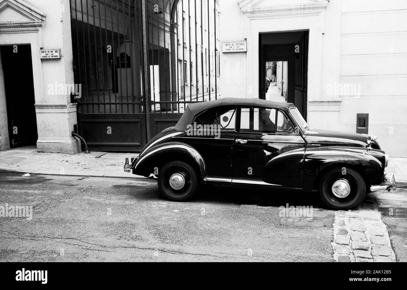 PARIS LOCATION - UNE AUSTIN MINOR GARÉ DEVANT UNE VILLA ENTRÉE DANS UNE RUE DU 7 ARRONDISSEMENT DE PARIS- VINTAGE - STREET PHOTOGRAPHY - ARGENT FILM © Frédéric Beaumont Banque D'Images