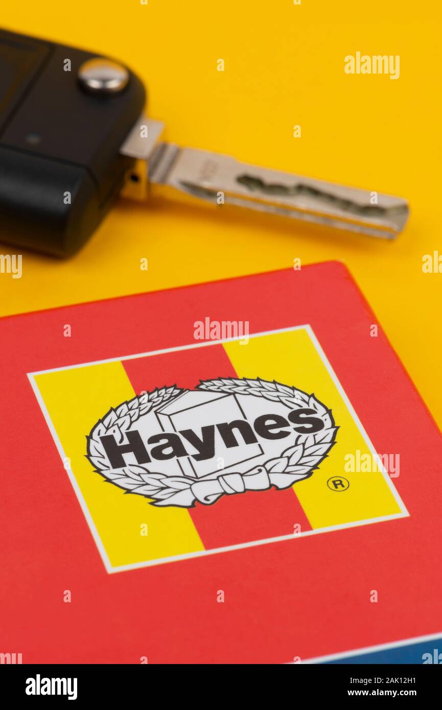Un manuel Haynes photographiée avec un ensemble de clés de voiture sur un fond jaune. Banque D'Images