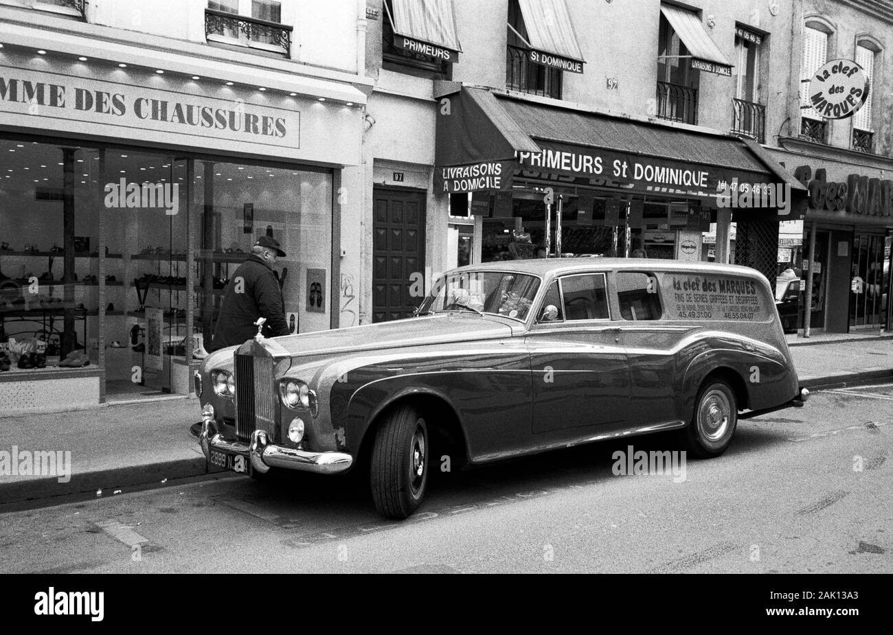 PARIS LOCATION - UNE LIVRAISON ROLLS ROYCE SILVER CLOUD III WAGON DANS LA RUE ST DOMINIQUE Paris - PARIS BOUTIQUE - rue VOITURE PHOTOGRAPHIE - SILVER IMAGE © Frédéric Beaumont Banque D'Images