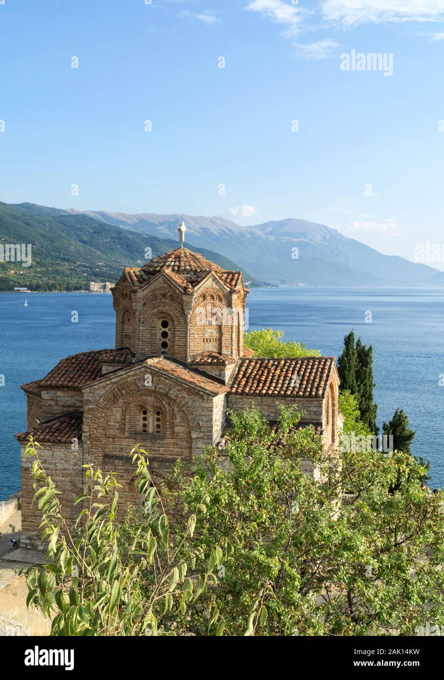 Vue de dessus de la Saint Jean le Théologien, Kaneo église au nord d'Ohrid Macédoine Ohrid avec lac et montagnes en arrière-plan, le vert des arbres autour, Banque D'Images