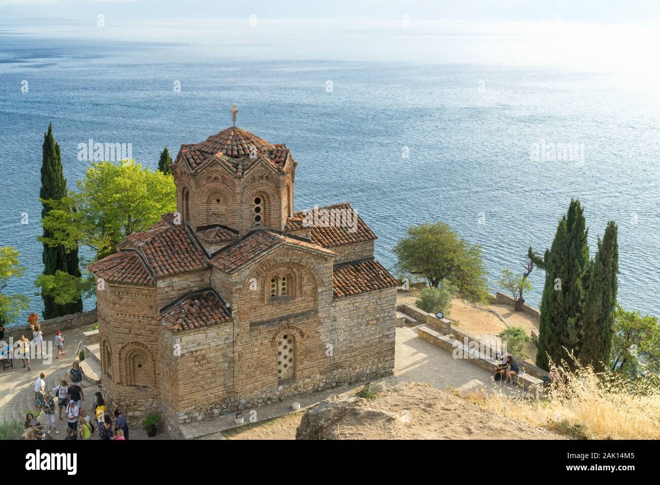 Vue de dessus de la Saint Jean le Théologien, Kaneo église avec Lac Ohrid en arrière-plan, Ohrid, Macédoine, Europe du Nord. Banque D'Images