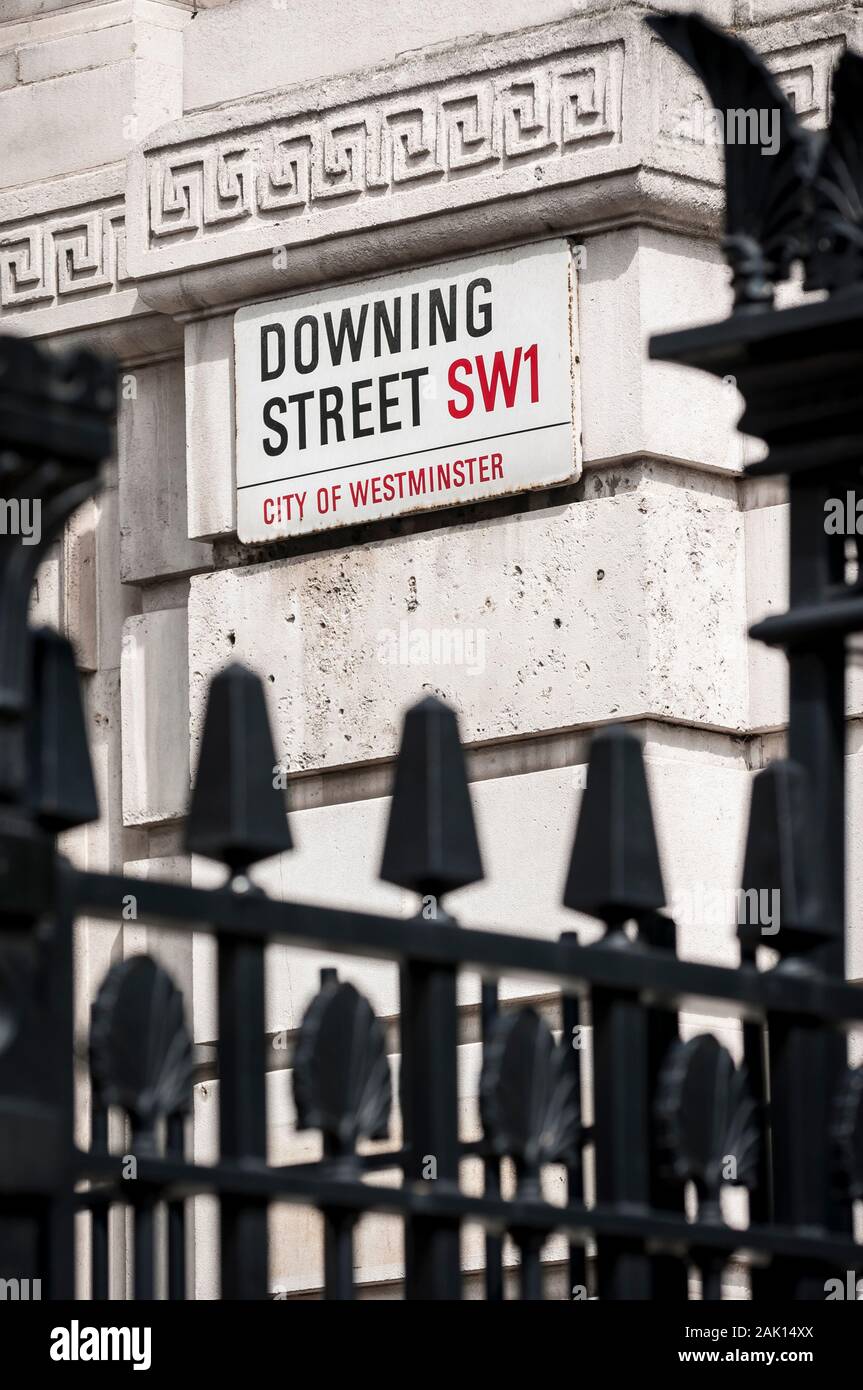 Londres - 23 JUIN 2011: Un panneau de signalisation pour Downing Street, l'emplacement de la résidence du premier ministre, se trouve sur le mur de Whitehall. Banque D'Images