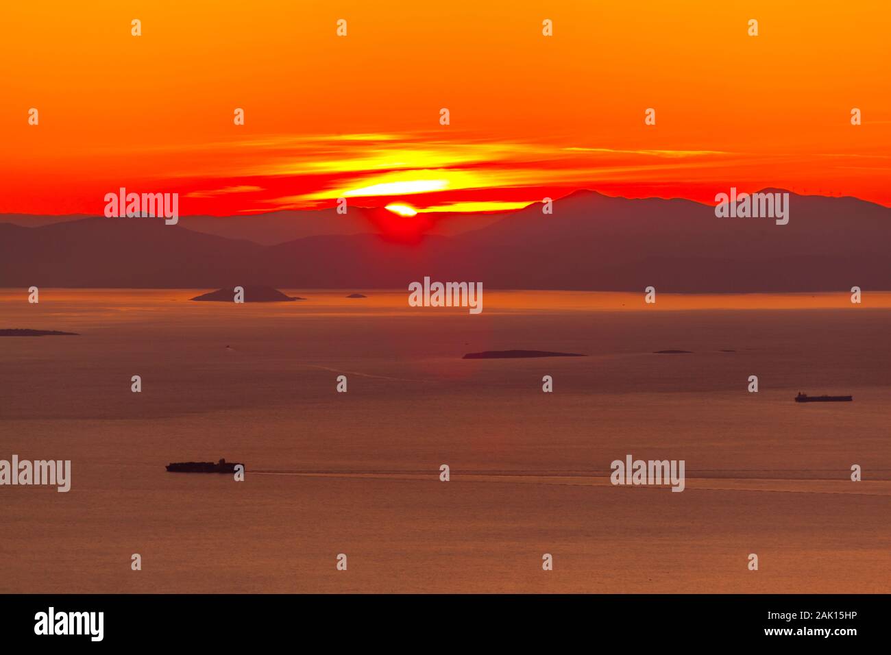 Coucher de soleil dans le golfe Saronique, près d'Athènes, capitale de la Grèce, et à proximité du port du Pirée, de l'Europe Banque D'Images