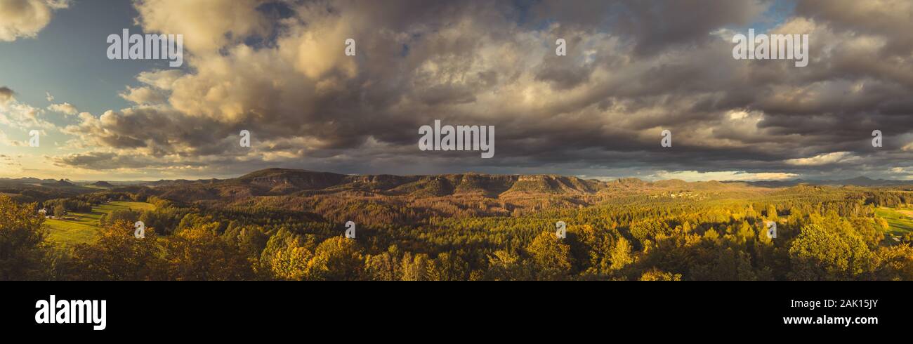 Paysage d'automne au coucher du soleil - montagnes et magnifiques nuages, collines de la Suisse de Bohême et du Parc National de la Suisse de Saxe, Tchéquie et Allemagne Banque D'Images