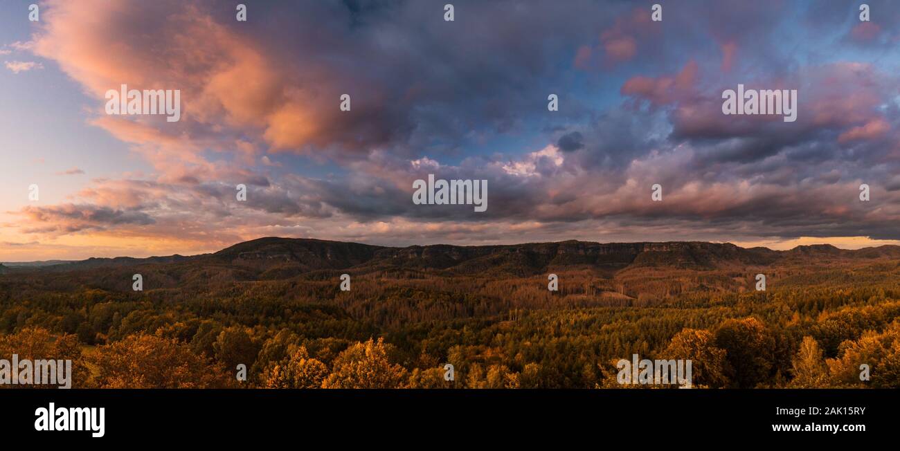 Paysage d'automne au coucher du soleil - montagnes et magnifiques nuages, collines de la Suisse de Bohême et du Parc National de la Suisse de Saxe, Tchéquie et Allemagne Banque D'Images
