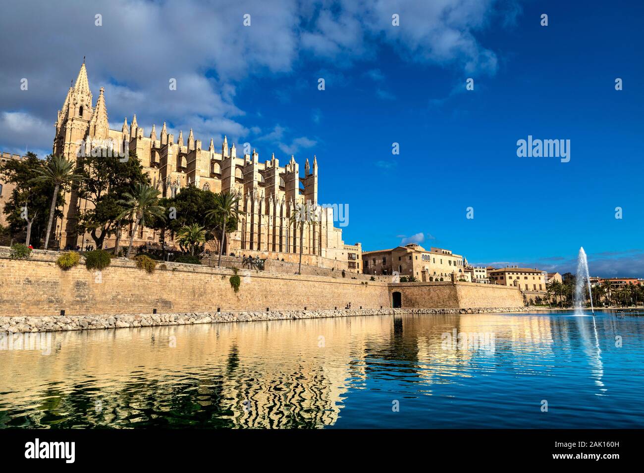 Vue sur le centre historique de Palma, la cathédrale et la fontaine du Parc de la Mar, Palma, Majorque, Espagne Banque D'Images