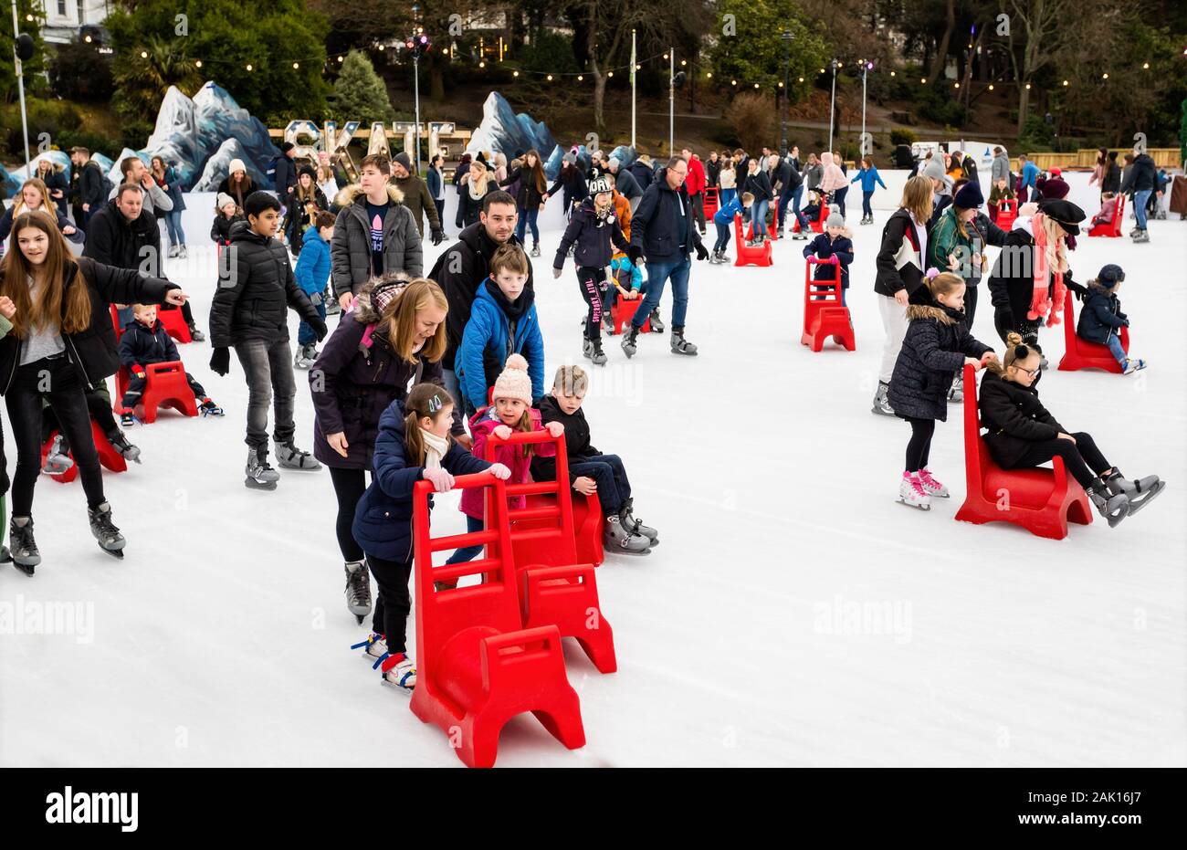 Des groupes de la famille s'amusant patinage sur glace en Bournemouth, Dorset, Royaume-Uni le 5 janvier 2020 Banque D'Images