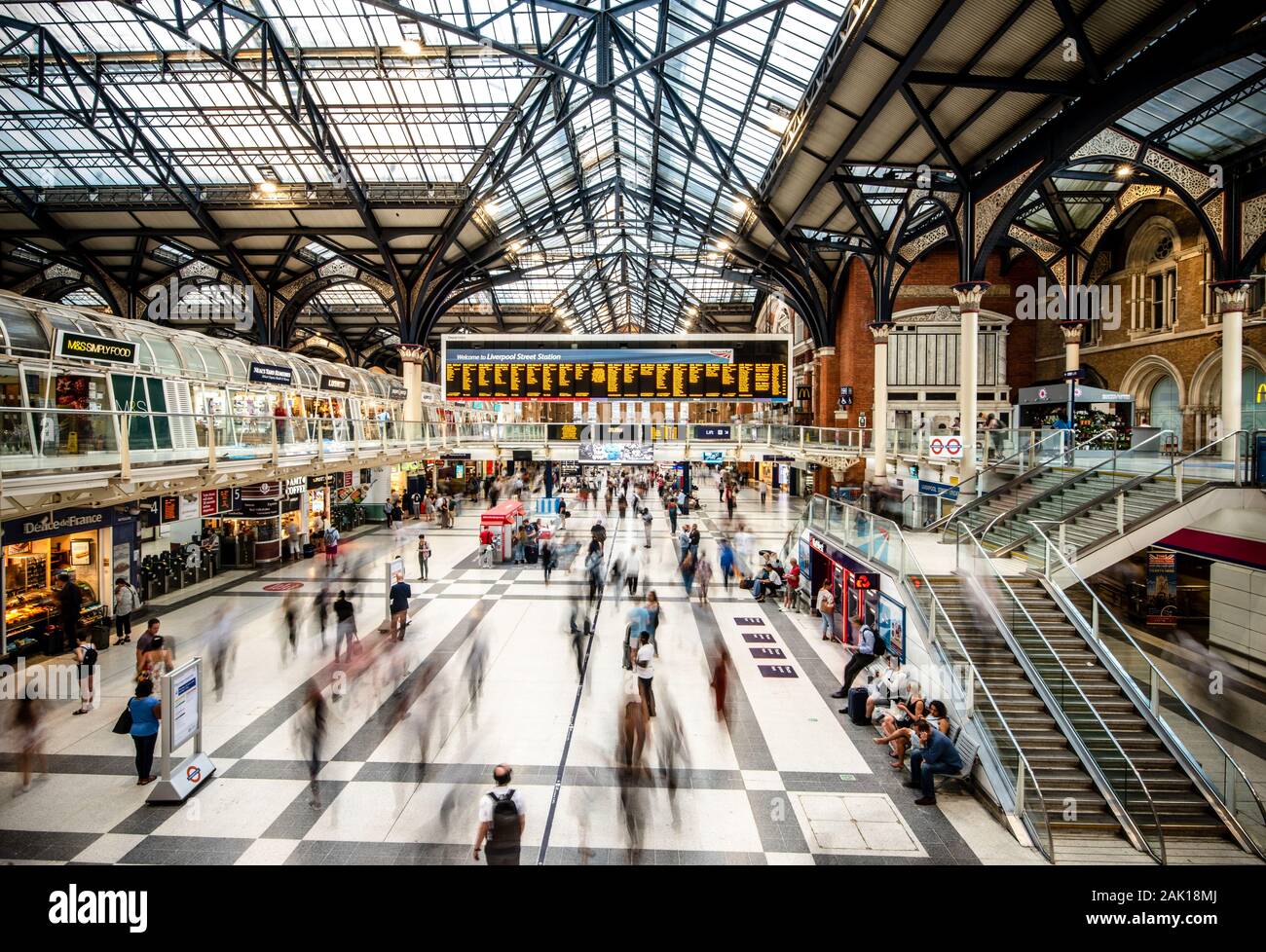 Londres, Angleterre, 29 juin 2018 : dans le hall principal de la gare de Liverpool Street, Londres, Angleterre, Banque D'Images