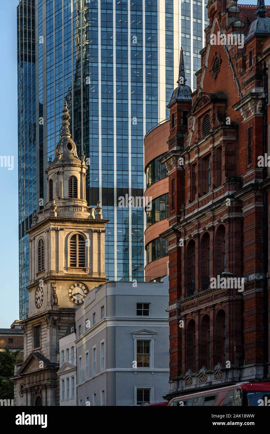 L'église traditionnelle et architecture moderne. L'église Sainte-Hélène et Norman Foster's cornichon derrière elle dans le quartier principal des finances. Banque D'Images