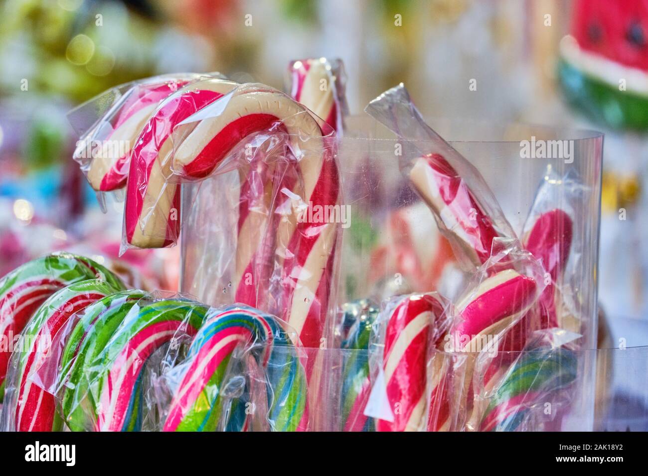 Sucettes de Noël dans un pack de rouge blanc sur la vitrine. Close up. Banque D'Images