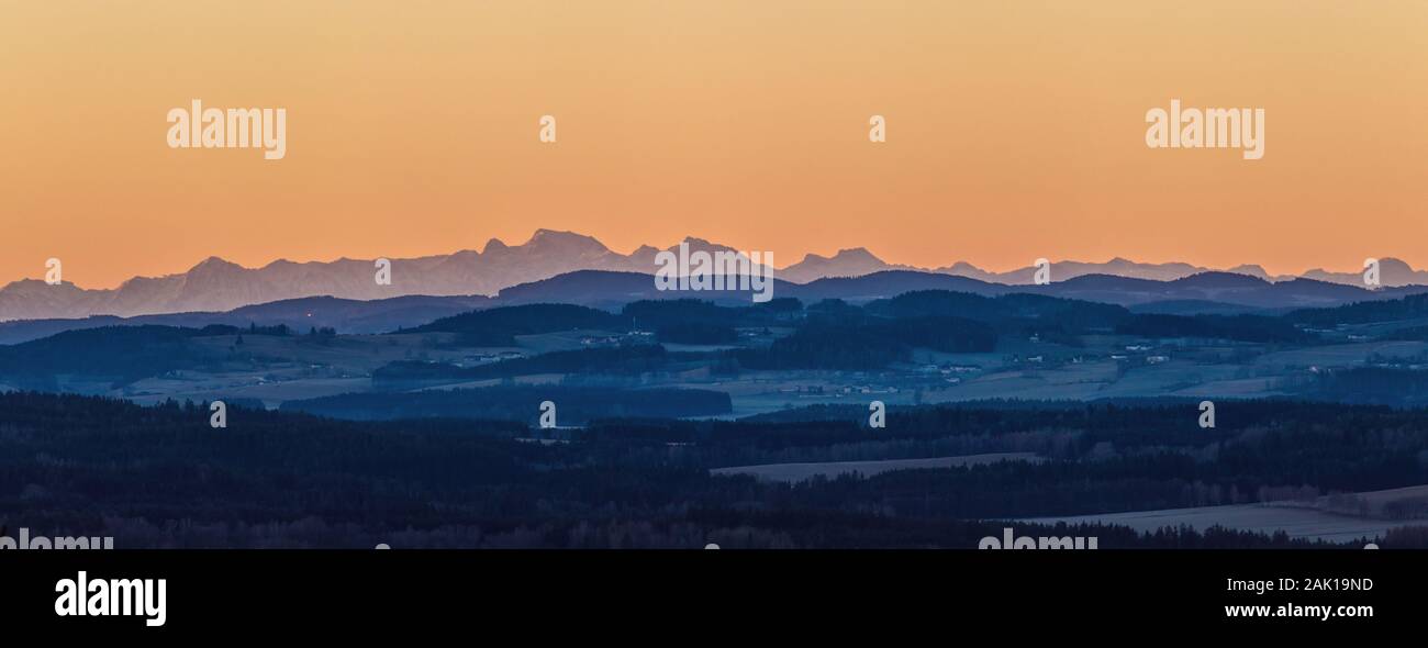 lever du soleil dans les montagnes - paysage avec montagnes à l'horizon, ciel jaune et orange propre Banque D'Images