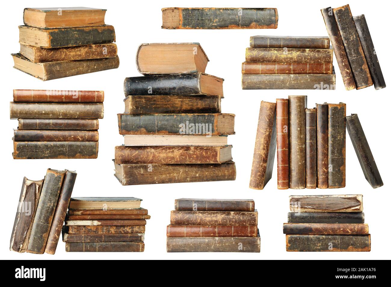 Vieux livres isolés. Collection de vieux livres en piles et piles isolé sur fond blanc avec clipping path Banque D'Images