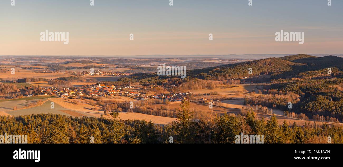 panorama paysage avec villages, forêts, prairies, champs et collines, ciel bleu Banque D'Images