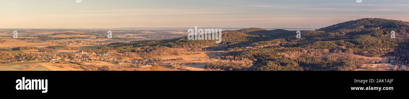 panorama paysage avec villages, forêts, prairies, champs et collines, ciel bleu Banque D'Images