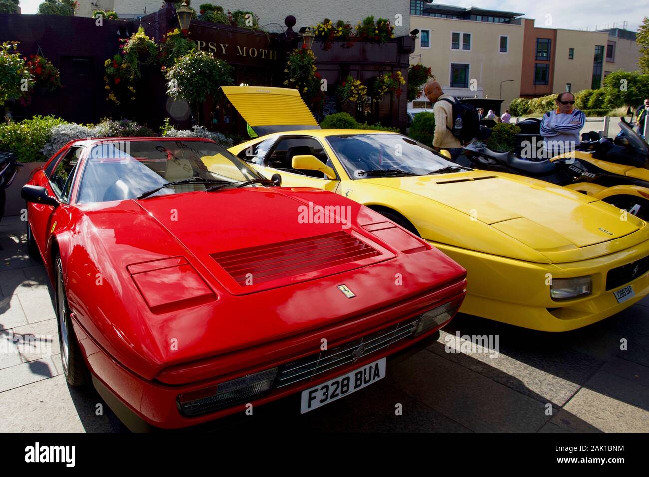 1987 Ferrari 328 GTS Turbo Rouge & Jaune 1989 Ferrari 348 TB, Greenwich, Londres, Angleterre. Banque D'Images