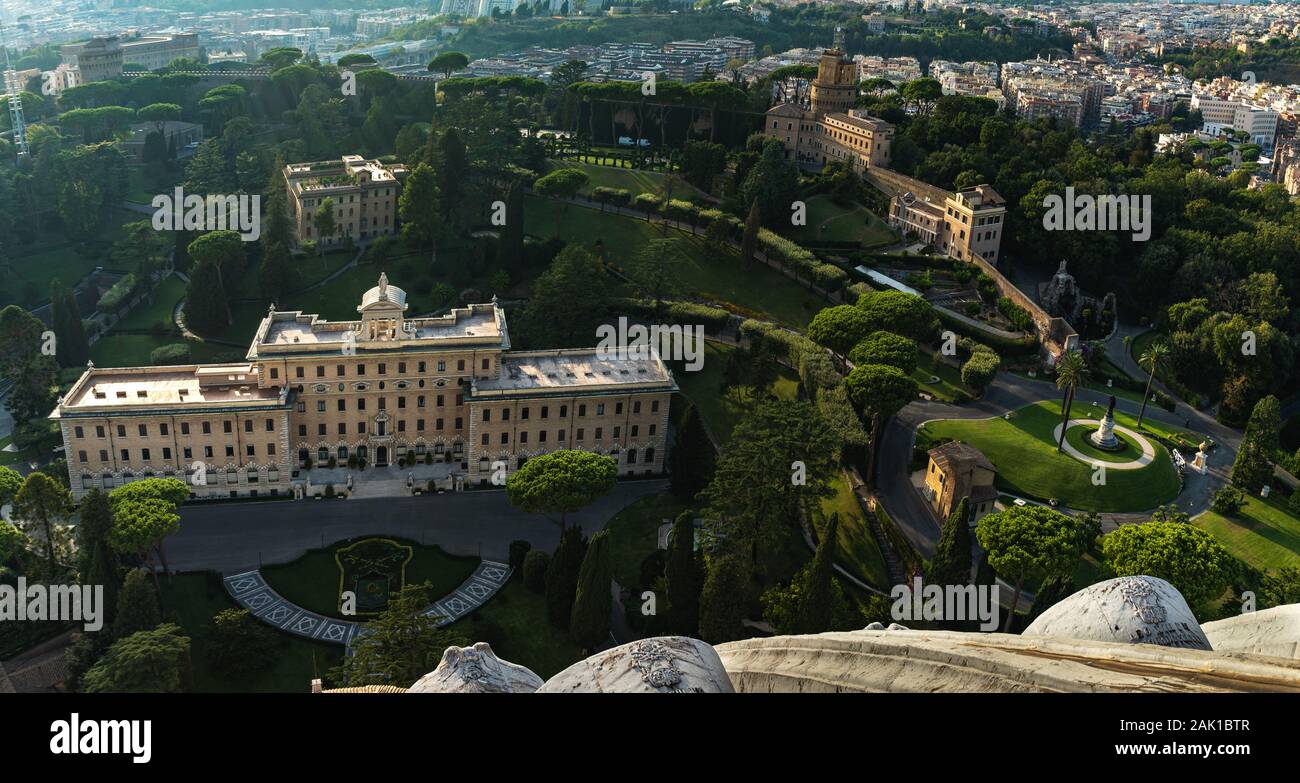 Belle vue depuis le dôme de la Basilique Saint Pierre du Vatican sur les jardins du Vatican. Les Jardins de la Cité du Vatican ou des jardins du Vatican. Banque D'Images