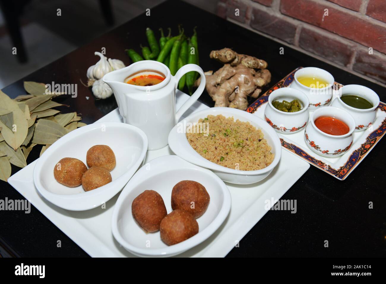 Dal Baati Churma est le plat le plus populaire de la cuisine Rajasthani. Ce repas est une partie estimée de chaque ménage Rajasthani. Banque D'Images
